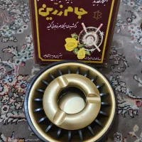 جا سیگاری قدیمی و چراغ قوه قدیمی