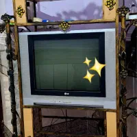 دو عدد تلوزیون و دیجیتال