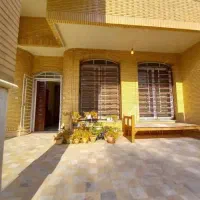 ویلایی-خلبانان-درب-از-ساختمان
