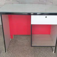 میز تحریر سالم با شیشه و پایه تنظیم تراز