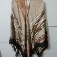 تعدادی روسری و شال