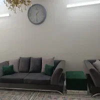 مبل هفت نفره همراه دستک پرده در حد نو