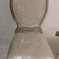 صندلی پارچه سفید با دور چوب نقره ی