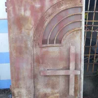 دو عدد درب آهنی بزرگ و سنگین