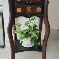 میز تلفن و ساعت دیواری