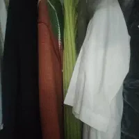 تعدادی پیراهن  تیشرت و کت و شلوار  مردانه دخترانه