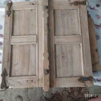 درب قدیمی و پنجره گره ای
