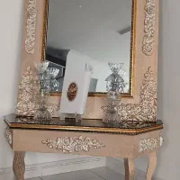 اینه و شمعدان .میز