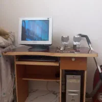 کامپیوتر با میز