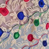 مقداری پارچه دانتل وخرجکار