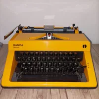 ماشین تایپ انگلیسی Olympia monica