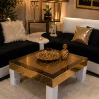 میز طلایی و ساعت ایستاده چوبی