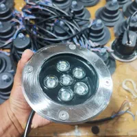 حس رویایی شنا در نور با چراغ استخری