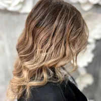 رنگ کار و ناخن کار حرفه ای