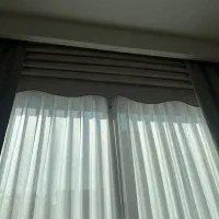 پرده رومن کرم و کناره سبز و ابی