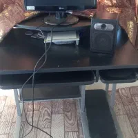 مانیتور کامپیوتر و میزش