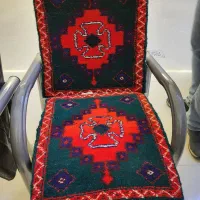 یک جفت فرش دستبافت رو صندلی