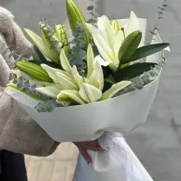 دسته گل لیلیوم باز و غنچه سفید کد ۱۱۳۳ گلاریس