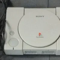 یکعدد پلی وان سونی ویکعدد دستگاه دیجیتال تلویزیون