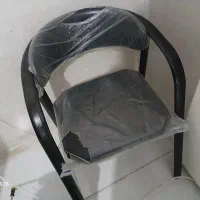 سه عدد صندلی نو نایلون روش است .چندروز اسفاده شده