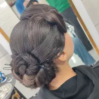 شنیون کار هستم آماده همکاری باسالن دار ومیکاپ کار