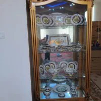 یک عدد بوفه رنگ طلایی