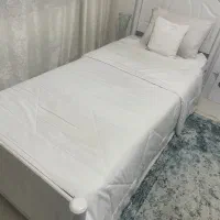 تخت و تشک و زیر تختی فلزی محکم پایه دار