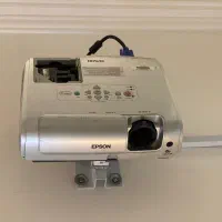 پروژکتورنیمه حرفه ای همراه باپرده و تمام لوازم