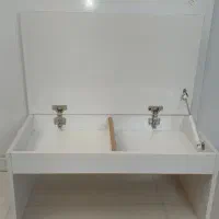 میز تحریر یا مطالعه نشسته نونو