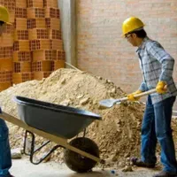 به تعدادی کارگر ساده و بنا و مهندس عمران