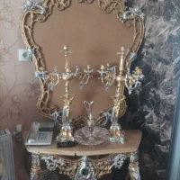 آینه و دو عدد شمعدان با میز