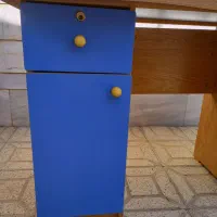 میز کامپیوتر و تحریر تمیز با طراحی خاص چوب و آبی