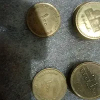 مقداری سکه و اسکناس