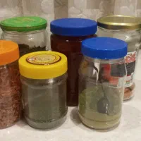تعدادی شیشه مربا