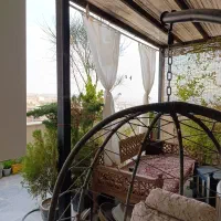 آپارتمان-به-همراه-تراس-بزرگ-و-مشجر-اختصاصی