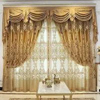 خانم جوان جهت کار در دوزندگی پرده