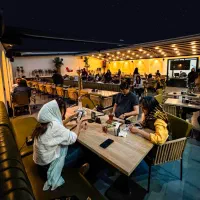 پیتزا زن گریل کار وسط کار سالاد زن ظرفشور