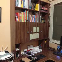میز تحریر و کامپیوتر با کتابخونه و کشو دراور