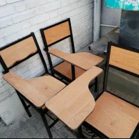 تعدادی صندلی دانش آموز