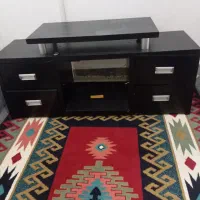 یک عدد میز تلویزیون چوبی سالم و بدون شکستگی