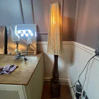 آباژور ایستاده کنار سالنی