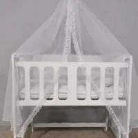 تخت کنار مادر نو