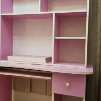 میز تحریر کامپیوتر و کتابخانه