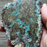 سلام و درود به کلکسیون داران محترم.سنگی متفاوت