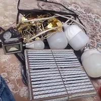 چند عدد لامپ و پژکتور