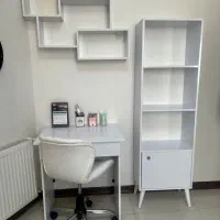 میز تحریر و کتابخانه