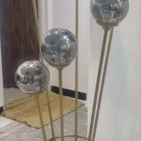 آباژور  کنار سالنی ایستاده فلزی|چراغ خواب و آباژور|هشتگرد, شهرک ولیعصر (مصلی)|دیوار