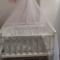 تخت کنار مادر