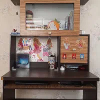 میز تحریر و کتابخانه
