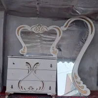 دراور با آیینه قدی